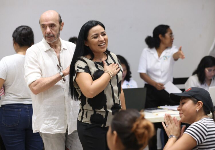 Blanca Merari entrega constancias del programa estatal “Mujer es Poder”