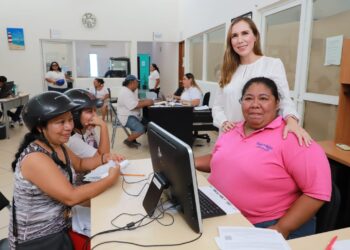 Supervisa Atenea Gómez inicio del registro al programa "Tinacos Isla Mujeres"