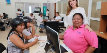 Supervisa Atenea Gómez inicio del registro al programa "Tinacos Isla Mujeres"