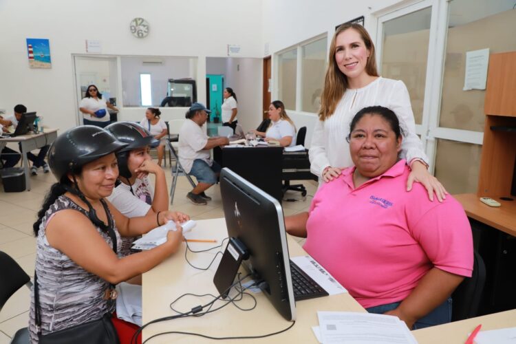 Supervisa Atenea Gómez inicio del registro al programa "Tinacos Isla Mujeres"