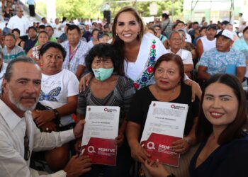 Mara Lezama da certeza jurídica a familias de Quintana Roo con entrega de títulos