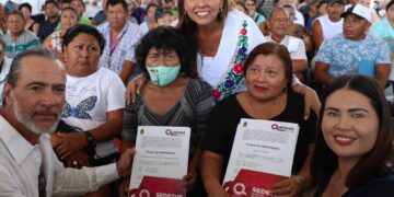 Mara Lezama da certeza jurídica a familias de Quintana Roo con entrega de títulos
