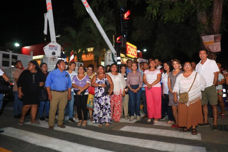 Pone Lili Campos en operación los primeros semáforos en Puerto Aventuras
