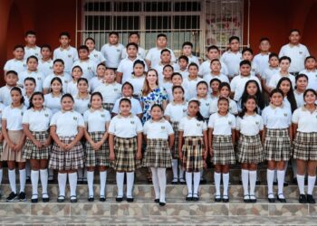 Amadrina Atenea Gómez a generación 2017-2023 de primaria en Zona Insular