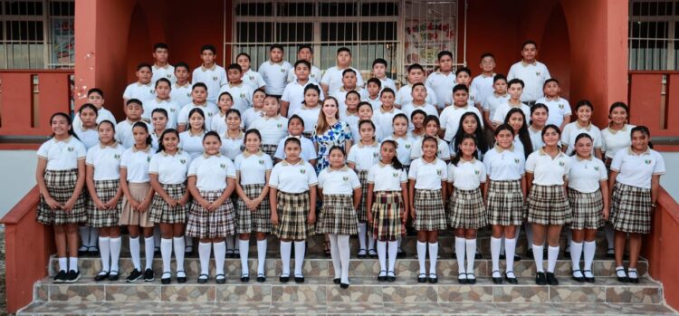 Amadrina Atenea Gómez a generación 2017-2023 de primaria en Zona Insular