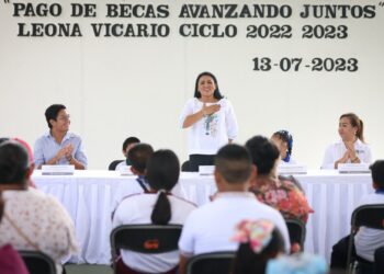 Blanca Merari entrega becas escolares a estudiantes de comunidad de Leona Vicario