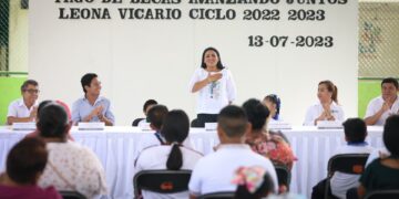 Blanca Merari entrega becas escolares a estudiantes de comunidad de Leona Vicario