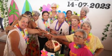 Blanca Merari convive con adultos mayores en casa “Nohoch Uinic” del DIF