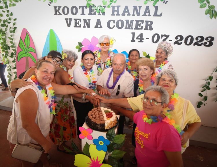 Blanca Merari convive con adultos mayores en casa “Nohoch Uinic” del DIF