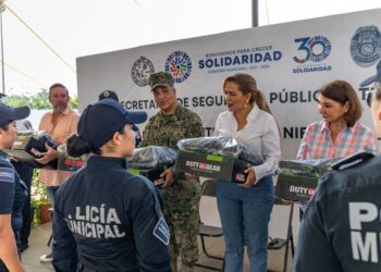 Entrega Lili Campos equipo y anuncia aumento en seguro de vida a policías
