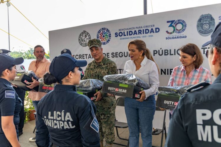 Entrega Lili Campos equipo y anuncia aumento en seguro de vida a policías