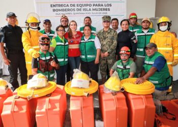 Hace Atenea Gómez importante entrega de equipamiento a personal de Bomberos