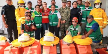Hace Atenea Gómez importante entrega de equipamiento a personal de Bomberos