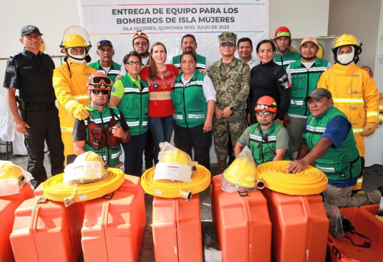 Hace Atenea Gómez importante entrega de equipamiento a personal de Bomberos