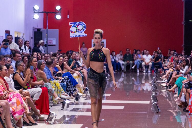 Realizan exitosa pasarela de alta costura en Playa del Carmen