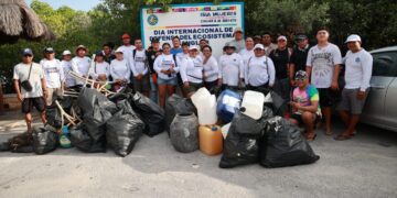 Refuerza Atenea Gómez acciones de limpieza en el área de manglares