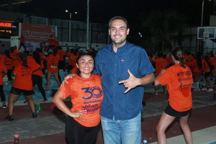 Conmemoran solidarenses "Día Naranja" bailando contra la violencia