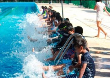 Estudiantes de secundaria de Playa del Carmen conviven y aprenden en la alberca olímpica municipal
