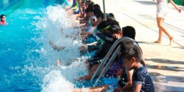 Estudiantes de secundaria de Playa del Carmen conviven y aprenden en la alberca olímpica municipal