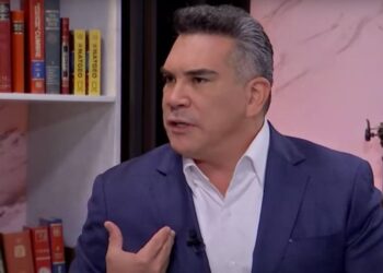 AMLO coordina la campaña de las "corcholatas": Alejandro Moreno Alejandro Moreno acusa a las "corcholatas" de Morena y al presidente de permitir un clima de quebranto de la ley por medio de una precampaña a la que tildó como cínica por la cantidad de espectaculares que se han registrado en diversas entidades. "El titular de la campaña es el titular del Poder Ejecutivo". El priista dijo que los aspirantes del Movimiento de Regeneración Nacional no tienen propuestas claras, ni entendimiento interno como para poder llevar a cabo un proceso ordenado que los convierta en una fuerza competitiva de cara a la elección. Indica que la coalición será respetuosa de la ley y construirá una propuesta sólida y atractiva con la sociedad para generar una opción real. Añade que su prioridad es mantener fuerte a la alianza, por lo que no ve en su futuro más que mantener al PRI fuerte y unido al finalizar el sexenio.