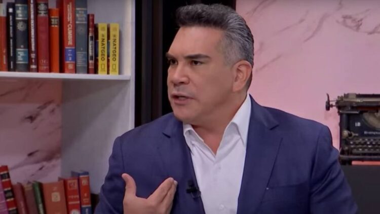 AMLO coordina la campaña de las "corcholatas": Alejandro Moreno Alejandro Moreno acusa a las "corcholatas" de Morena y al presidente de permitir un clima de quebranto de la ley por medio de una precampaña a la que tildó como cínica por la cantidad de espectaculares que se han registrado en diversas entidades. "El titular de la campaña es el titular del Poder Ejecutivo". El priista dijo que los aspirantes del Movimiento de Regeneración Nacional no tienen propuestas claras, ni entendimiento interno como para poder llevar a cabo un proceso ordenado que los convierta en una fuerza competitiva de cara a la elección. Indica que la coalición será respetuosa de la ley y construirá una propuesta sólida y atractiva con la sociedad para generar una opción real. Añade que su prioridad es mantener fuerte a la alianza, por lo que no ve en su futuro más que mantener al PRI fuerte y unido al finalizar el sexenio.