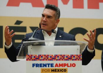 Pide Alejandro Moreno a Dante Delgado que decida sumarse al bloque opositor