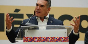 Pide Alejandro Moreno a Dante Delgado que decida sumarse al bloque opositor