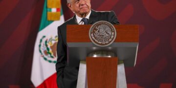 AMLO descalifica propuesta sobre pago de seguro de trabajadores del sector público
