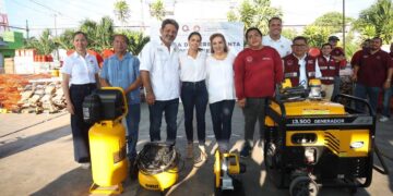 Equipa Ana Paty Peralta a trabajadores de parques y jardinería en Cancún