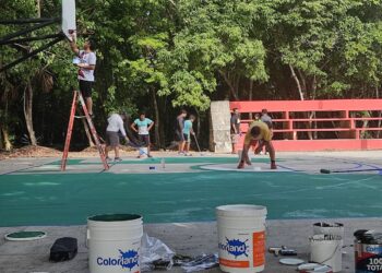 Dan mantenimiento a unidad deportiva “Isaac Hamui” de Puerto Morelos