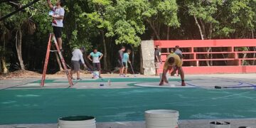 Dan mantenimiento a unidad deportiva “Isaac Hamui” de Puerto Morelos