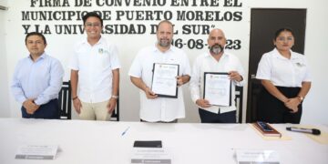 Ayuntamiento de Puerto Morelos firma convenio para impulsar educación superior de trabajadores