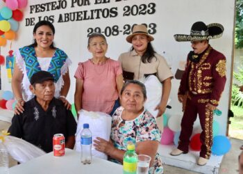 Ofrece Blanca Merari emotivo festejo en Leona Vicario por el Día del Abuelo