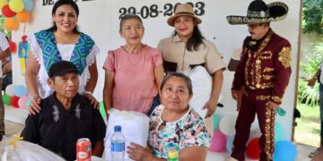 Ofrece Blanca Merari emotivo festejo en Leona Vicario por el Día del Abuelo