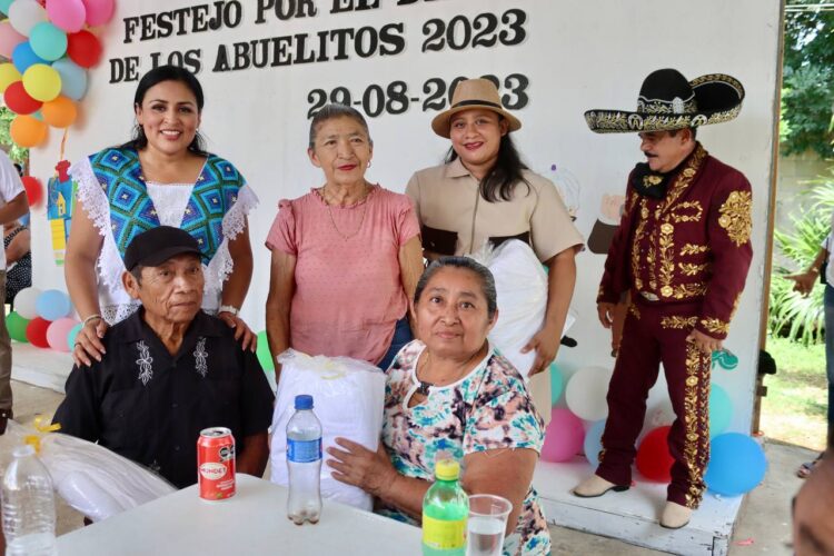 Ofrece Blanca Merari emotivo festejo en Leona Vicario por el Día del Abuelo