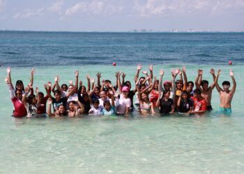 Celebran jóvenes de Isla Mujeres con una convivencia en la playa