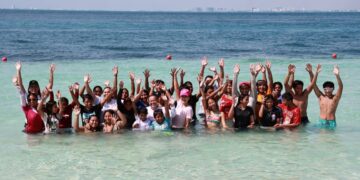 Celebran jóvenes de Isla Mujeres con una convivencia en la playa