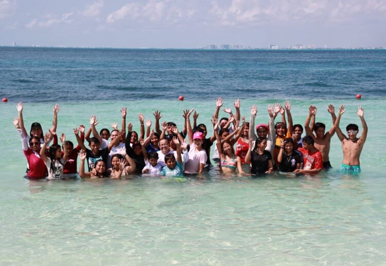 Celebran jóvenes de Isla Mujeres con una convivencia en la playa