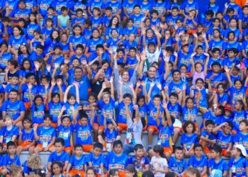 Convive Lili Campos con niñas, niños y jóvenes del curso de verano Baaxlo’ob Paalalo’ob