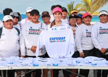 Entrega Atenea Gómez uniformes nuevos al personal de Zofemat Isla Mujeres
