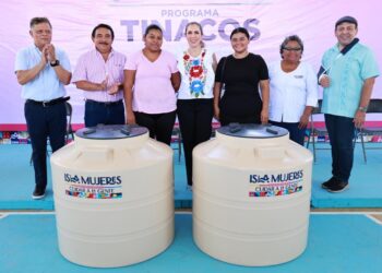 Entrega Atenea Gómez Ricalde primeros tinacos del programa ‘Agua para ti’