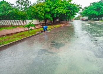 Limpian cuadrillas alcantarillas y eliminan encharcamientos de arterias