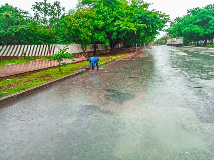 Limpian cuadrillas alcantarillas y eliminan encharcamientos de arterias