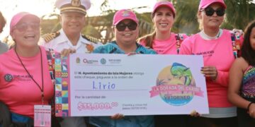 Premia Atenea Gómez a ganadoras del Torneo Internacional de Pesca Femenil