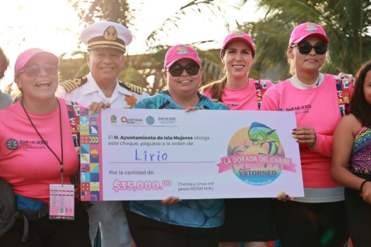 Premia Atenea Gómez a ganadoras del Torneo Internacional de Pesca Femenil
