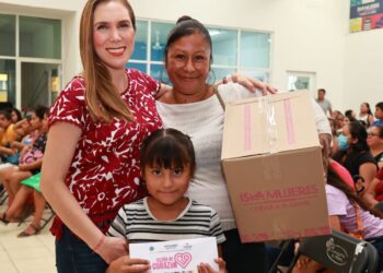 Entrega Atenea Gómez apoyos alimentarios del programa ‘Isleña de Corazón’