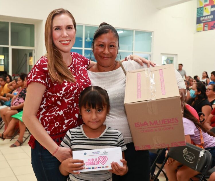 Entrega Atenea Gómez apoyos alimentarios del programa ‘Isleña de Corazón’