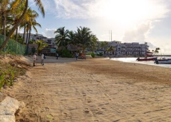 Gobierno de Lili Campos recupera playa El Recodo con arena de sargazo