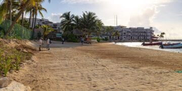 Gobierno de Lili Campos recupera playa El Recodo con arena de sargazo