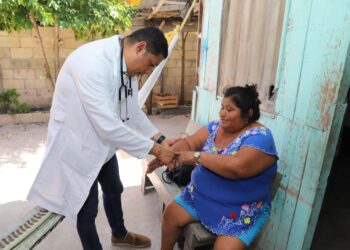 Acerca Atenea Gómez servicios de salud a personas vulnerables en Isla Mujeres